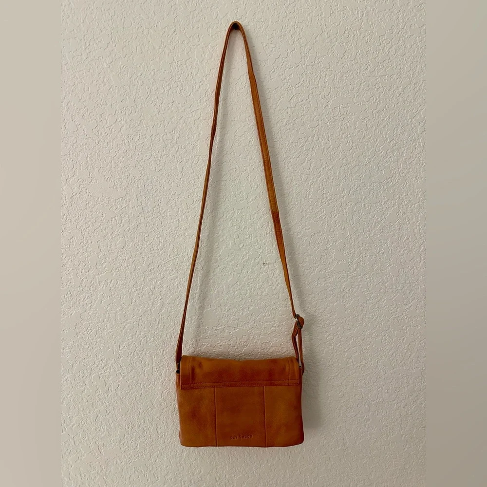 Day & Mood Tan Leather Cross Body Purse with Zipper Accents - Picture 5 of 8